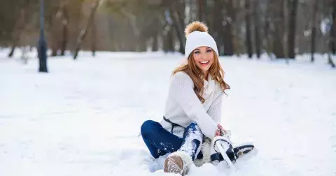 Trend zimy 2025: Nejstylovější sněhule, které zvládnou i městské ulice