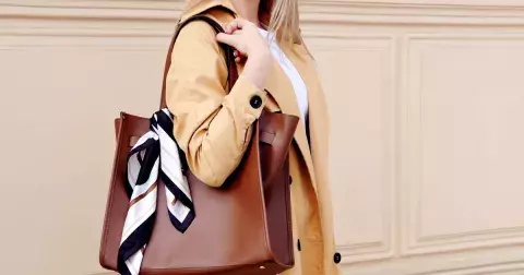 Jaké kabelky a tašky ovládnou jaro 2025? Těšte se na na Bowling Bags, peněženky na opasku i nesmrtelné ledvinky