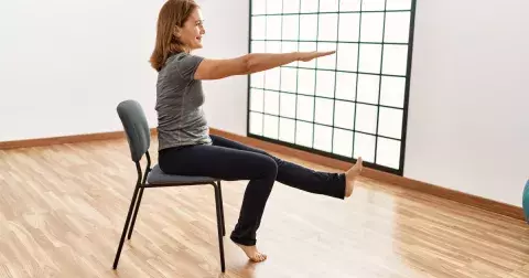 Pevnější a zdravější tělo i po 60: Stačí si doma denně sednout na židli