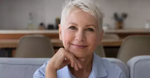 Mladistvé účesy roku 2025 pro ženy nad 50 i 60 let: Správný výběr ubere vašemu vzhledu 5 až 10 let. Vyzkoušejte klasické nebo hravě vlnité