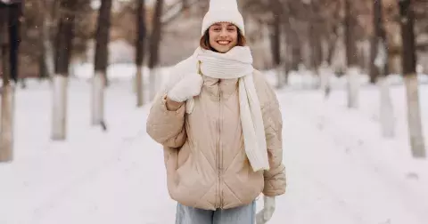 Jediná bunda, kterou v zimě 2025 potřebujete: Jak nosit péřovku, aby vám nepřidávala kila navíc? Stačí doplnit jednu běžnou věc