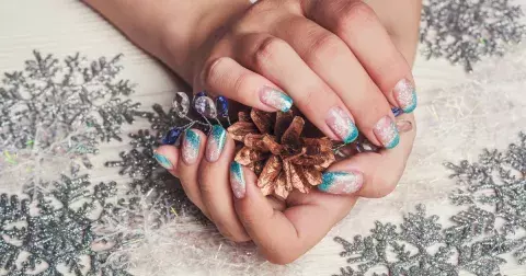 Trendy nehty 2025: Mrazivě ledové nehty jako z pohádky