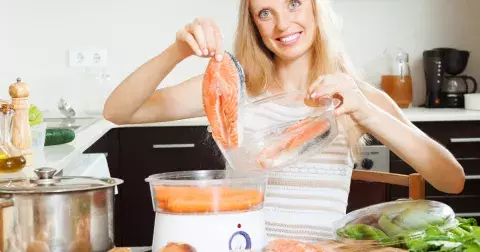 Tyto potraviny se vyplatí omezit pro ochranu mozku. Představují 7 hrozeb pro kognitivní funkce