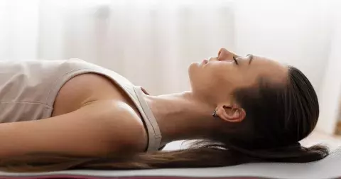 Pozice mrtvoly není jen o ležení. Zrelaxujete celé tělo, ale důležitá je jedna věc