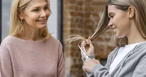 Podle kadeřníka by se ženy nad 50 měly vyhnout tomuto účesu: Nelichotí obličeji a může přidat i 10 let