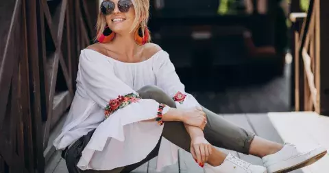 6 módních trendů 2025, které nenoste, pokud je vám přes 40: Můžete v nich vypadat lacině