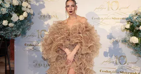 Československý ples: 11. ročník velkolepé podívané je tu a s ním i přehlídka nejkrásnějších šatů. V předchozím roce Myslivcová oslnila červenou, Debbie Brown všem vyrazila dech. Kdo zazářil letos..