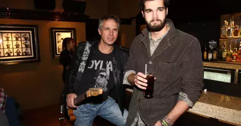 Syn zpěváka Janka Ledeckého: Multitalentovaný Jonáš kdysi brázdil zasněžené svahy, nakonec ale i přes svůj hendikep boduje v umělecké branži