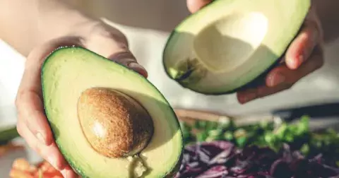 Toto oblíbené ovoce jezte ideálně denně. Avokádo dokonale zasytí a zažene chuť mlsat, navíc má podle expertů pozitivní vliv na zdraví