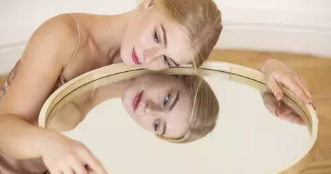 Odhalte tajemství zrcadel: Co se skrývá na druhé straně?