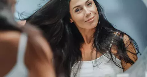 5 kroků pro krásné vlasy bez ohledu na věk: Nepodceňujte hydrataci ani pravidelné zastřižení konečků