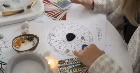 Nejhorší a nejlepší dny dubna dle astrologie. Kdy neřešit finance, kdy jít na rande a kdy probrat ožehavé téma?