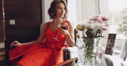 Do společnosti si oblečte tyto nádherné šaty a jedinečné doplňky. Seženete je už od pár stovek