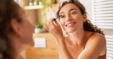 Triky v líčení očí 40+: Uberou vám roky a dodají ztracenou jiskru