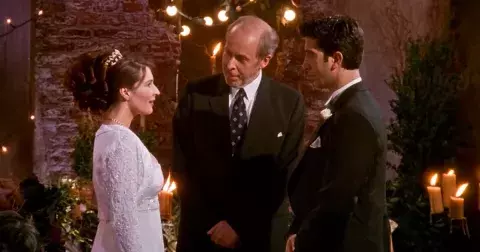 Slavné filmové scény, které vznikly omylem: Potlučená Anne Hathaway, promočený James Bond i chyba v Přátelích, která změnila děj