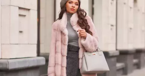 Tisíc odstínů růžové. Trendy barvu roku 2025 buď milujete, nebo nesnášíte. Na jakých kouscích oblečení nejvíce vynikne?