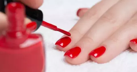Redakční tipy na laky nehty, které dlouho vydrží: Seženete je už od 49 Kč