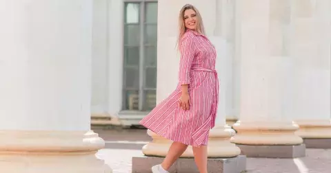 Galerie: 5 "plus size" úlovků ve slevách, které lichotí křivkám. Ty nejkrásnější šaty, sukně a topy najdete už od 239 Kč