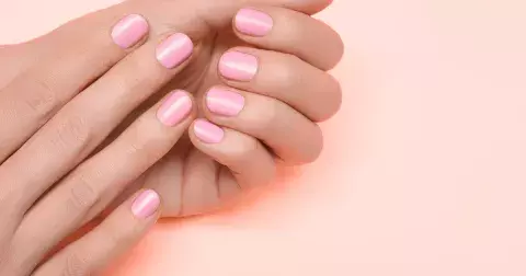 Letní manikúra: Jak docílit toho, aby se vám lak na nehty neloupal? Vsaďte na jednoduchou metodu jako od profíků