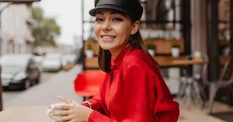 Zahoďte obyčejnou košili. Luxusní satén je novým trendem 2025: 5 elegantních outfitů za pár stovek