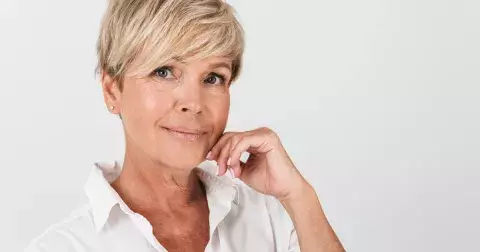 Vlasové trendy 2025 pro starší ženy: 5 elegantních a jednoduchých účesů pro krátké vlasy, které omladí