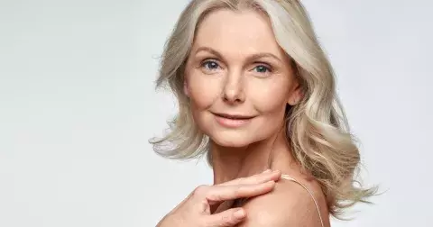 Jakou barvu na vlasy byste měla zvolit úměrně věku? Po 50 zapomeňte na rudou i výrazné barvy