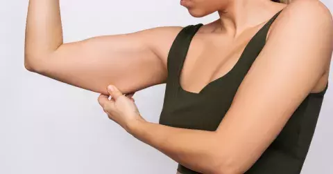 3 jednoduché cviky, díky kterým odstraníte povislé paže i po 45