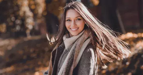 Trend sezony 2024/25, Scarf Coat, má oproti ostatním kabátům něco navíc