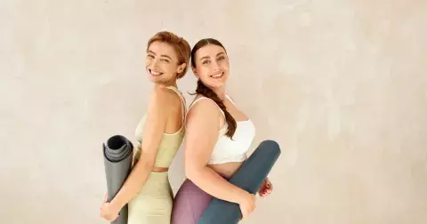 Pozice pluhu protahuje ramena a redukuje stres. Pomáhá zejména těm, kteří sedí celý den u počítače