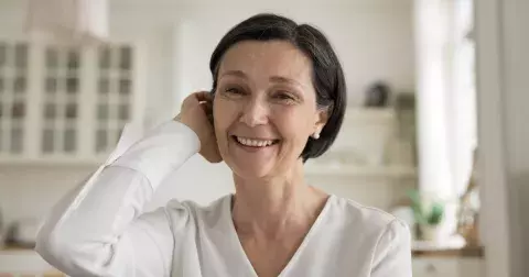 5 krátkých účesů roku 2025 pro ženy nad 50 let, které dodají objem řídnoucím vlasům a snadno se udržují 