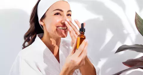 Pleťová séra: Zázrak, který by měla objevit každá žena po 50 pod stromečkem