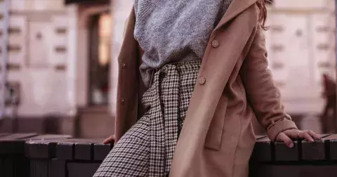 Jaké trendy kalhoty nosit v zimě 2025? Džíny letos vynechte, nahraďte je materiály, které sluší každé postavě