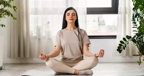 Oblíbený cvik Poloviční král ryb zvyšuje flexibilitu kyčelních kloubů a protahuje hýžďové svaly