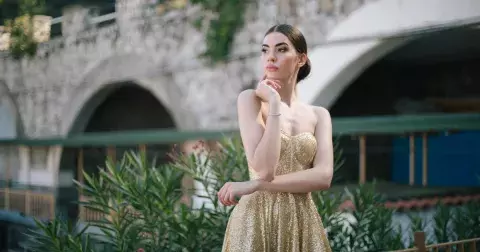 Sezona plesů se blíží: Plesové šaty vybírejte s ohledem na typ postavy. Na parketu ukažte ladnost podle nejnovějších trendů