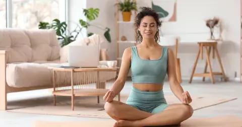 Vyzkoušejte pozici dítěte, zbaví vás stresu a zmírní napětí v oblasti bederní páteře i po 40