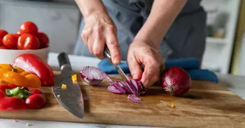 Prášky ani doplňky brát nemusíte. Místo bílé zkuste červenou cibuli: Bojuje proti rýmě, chrání srdce a doplní železo, říkají odborníci