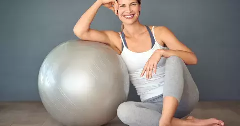 Zpátky do kondice se můžete dostat i v 50: Tyto 3 jednoduché cviky zvládnete, i když jste líná. Chůze funguje i na místě