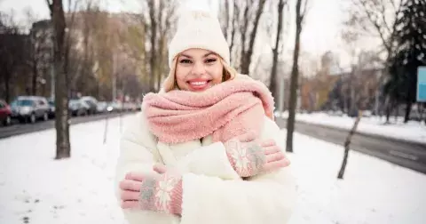 Jak nosit umělou kožešinu, módní trend zimy 2025, a kde koupit stylové kousky?