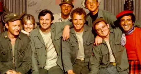 Kvíz: Ikonický sitcom M.A.S.H. změnil pohled na válku. Kdo byl Kuní ksicht či Trapper a s kým měla poměr Šťabajzna