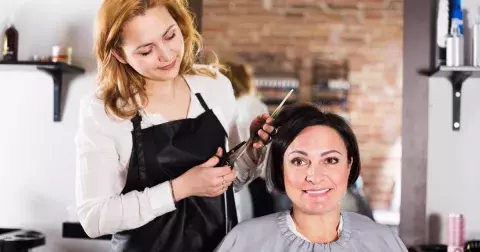 Kadeřníci radí: Chyby v péči o vlasy a 5 účesů, kvůli kterým budete po 50 vypadat starší