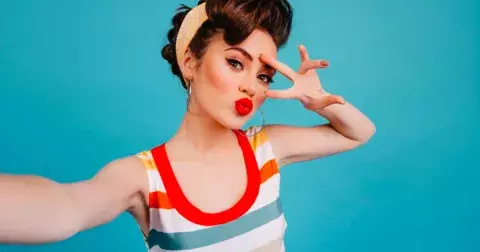 Drdoly, trvalá, spálená blond: Naše maminky a babičky je milovaly, my bychom v nich nevyšly ven. Kudrlinky nahradily tyto trendy účesy