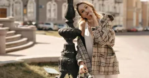 Na jaře 2025 se vrací jeden materiál. Vypadá drsně, ale dokáže vás neskutečně zjemnit. Vyzkoušejte klasické šaty nebo pletený svetr, klidně v kombinaci s dřeváky