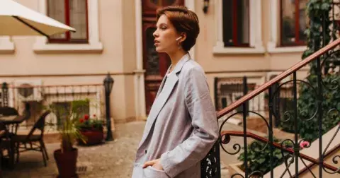 Ve volnosti je styl: Kalhoty a saka už vás mačkat nebudou, jaro 2025 přeje pohodlí a čistým liniím