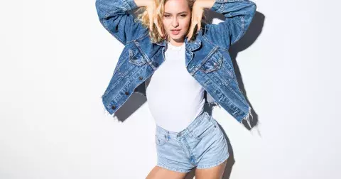 Nadčasový kousek, který nosily už naše maminky, nikdy nevyjde z módy. Naučíme vás, jak ho nosit