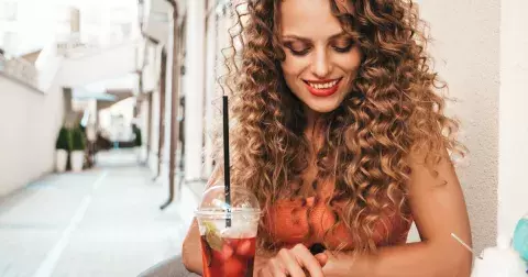 Vlasové trendy 2025: Mocha Mousse je nejžádanější barvou vlasů u žen nad 40