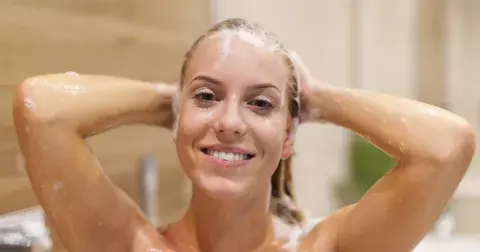 Vyzkoušeno redakcí: Tipy na voňavé a účinné kondicionéry pro lesklé, jemné a řídnoucí vlasy pro ženy 50+. Seženete je levně, již od 30 korun