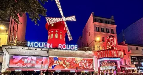 Moulin Rouge: Okázalý kabaret je dodnes ikonou Paříže. Hostil slavné hvězdy, přitahoval bohémy, skrýval prostituci