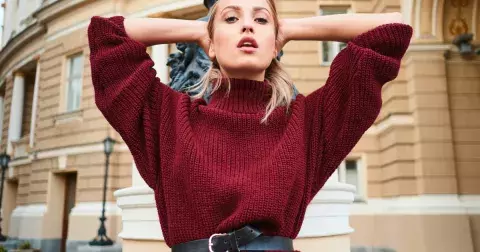 Úpletové šaty jsou trendem roku 2025, a to i pro dříve narozené. Zapomeňte na styl mini, raději volte šaty v délce midi a maxi. Inspirujte se v galerii