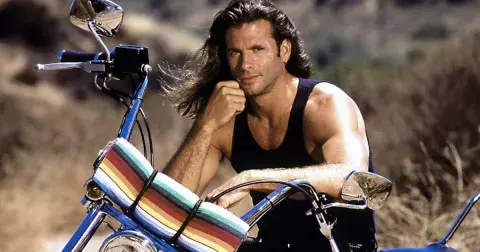 Odpadlík Lorenzo Lamas se nesmířil se stárnutím a zohyzdil se plastikami. Dnes byste ho nepoznali