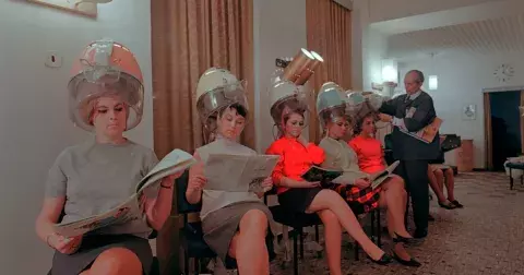 Kadeřnictví za socialismu: Jak vypadala péče o vlasy? Kadeřnice dostávaly úplatky, nosil se chemlon